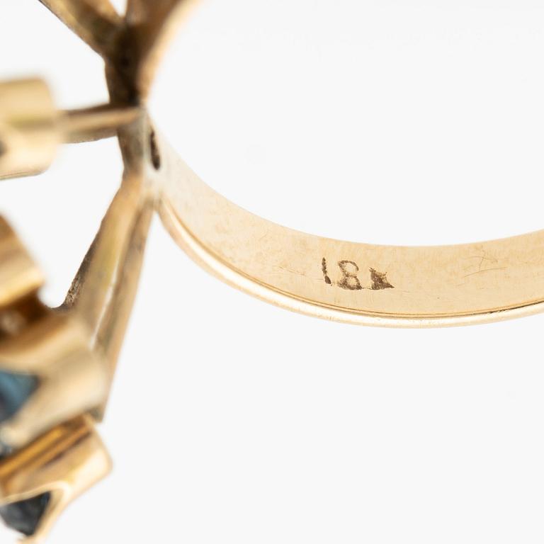 Ring 18K gold with faceted sapphires.