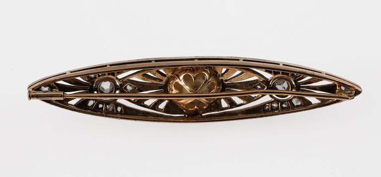 BROOCH, 18k gold with rose cut diamonds and cultured mabe pearl, 1920's.