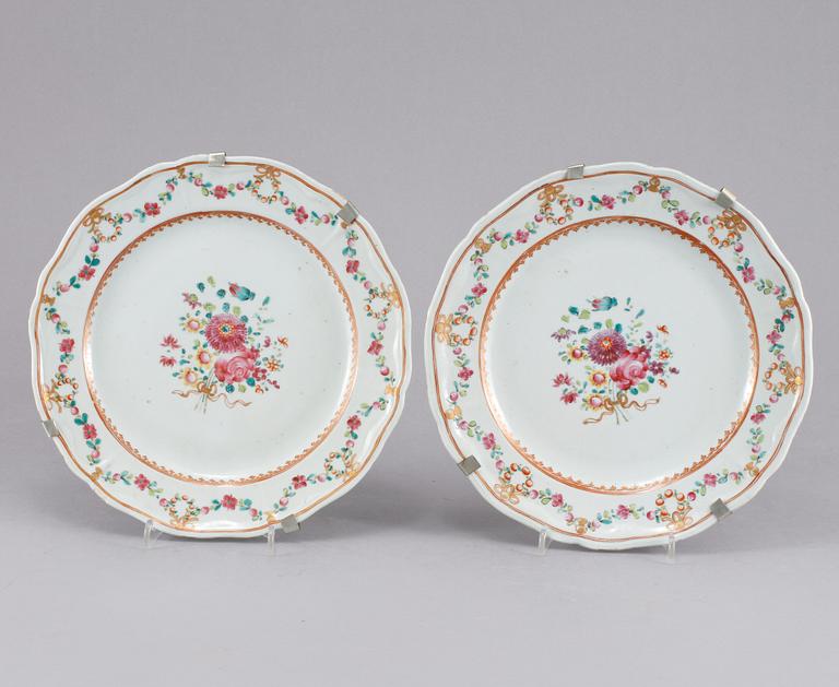 TALLRIKAR, 7 st, samt SKÅLFAT, porslin, Kina, 1700-tal.