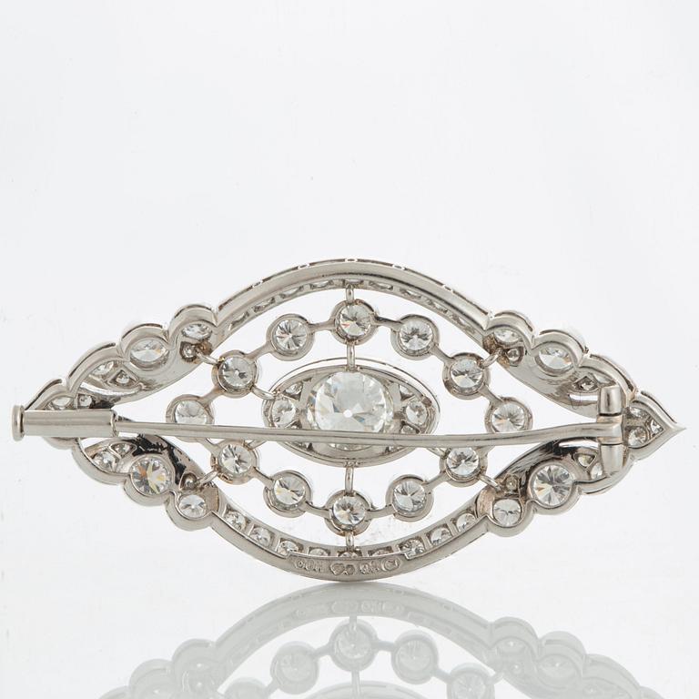 Brosch med gammal- och runda briljantslipade diamanter total vikt ca 2.00 ct.