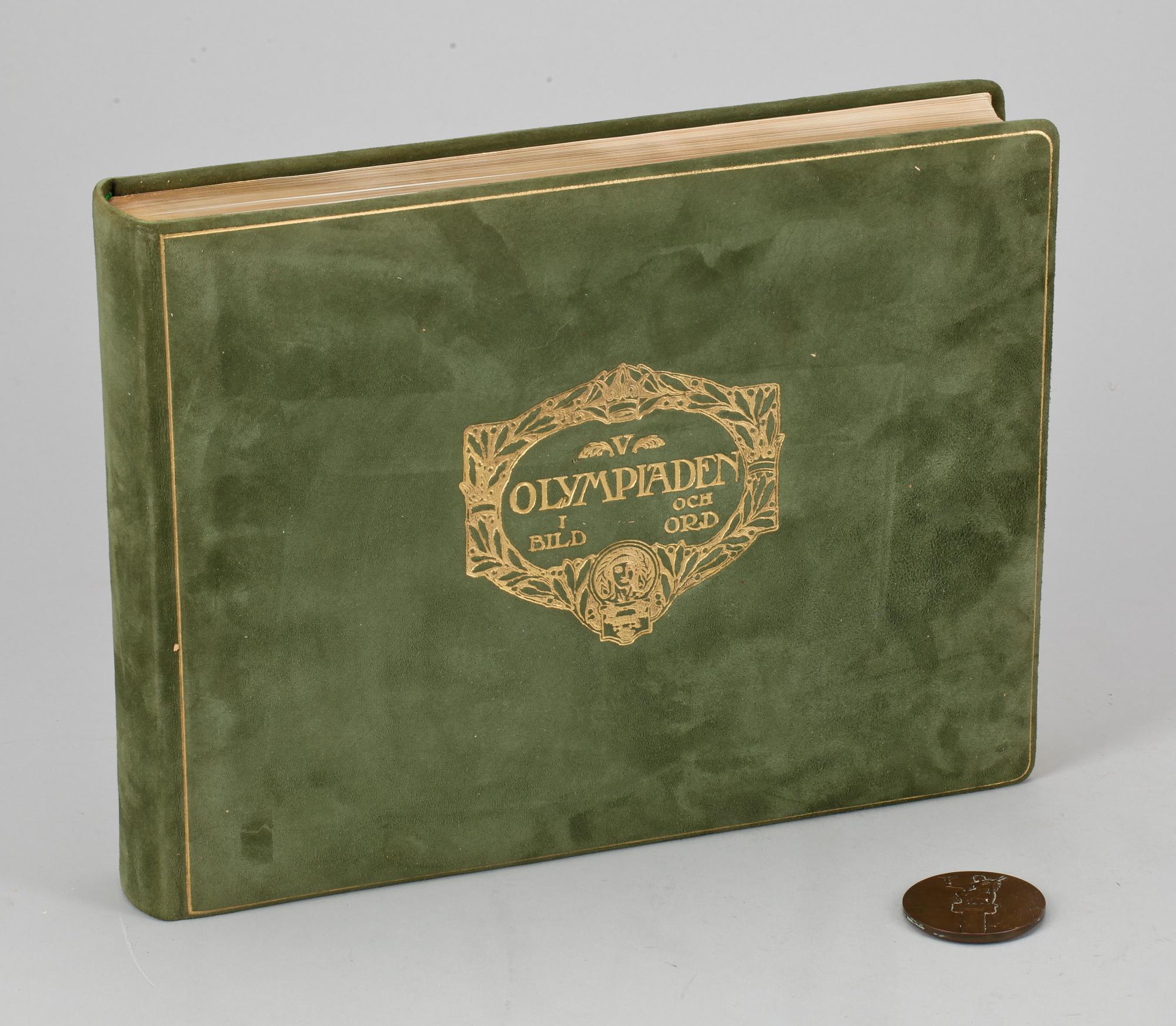 BOK samt MINNESMYNT, "V Olympiaden, i bild och ord", samt "Till Minne af Olympiska spelen Stockholm 1912".