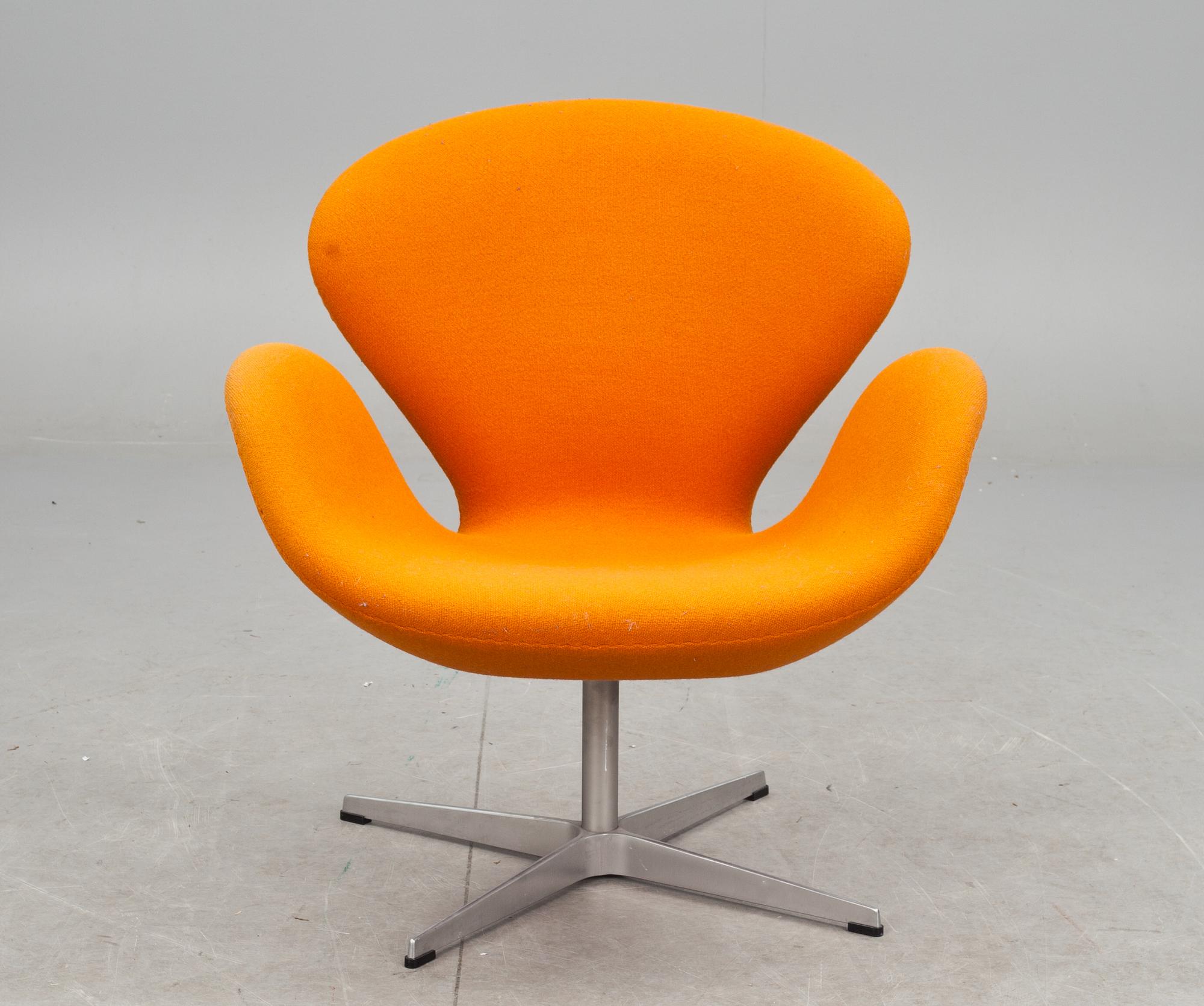 FÅTÖLJ, "Svanen" av Arne Jacobsen för Fritz Hansen, Danmark.