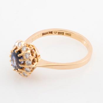 Ring Carmosé 18K gold with an oval faceted sapphire and round brilliant-cut diamonds.