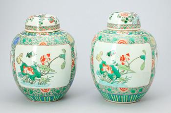 LOCKURNOR, ett par, porslin, Kina, 1900-tal.