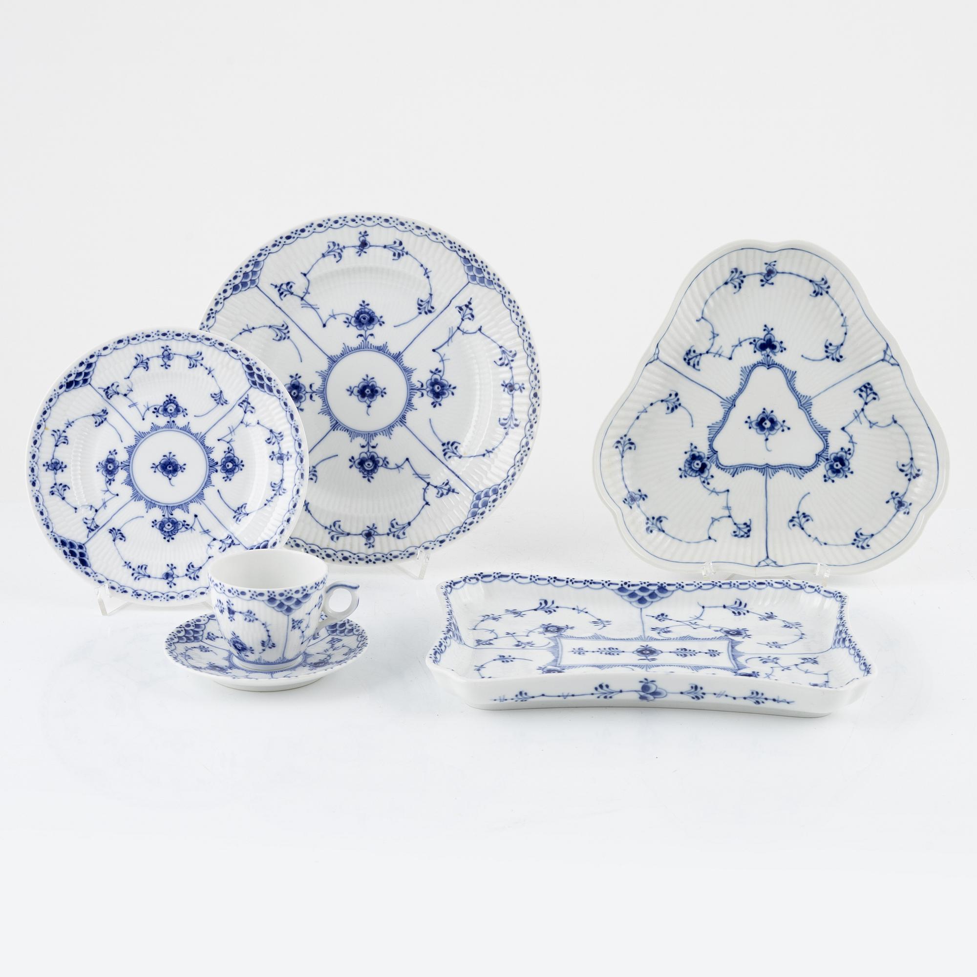 Servisdelar, 38 st, porslin, "Musselmalet" halvblonde, Royal Copenhagen, Danmark.