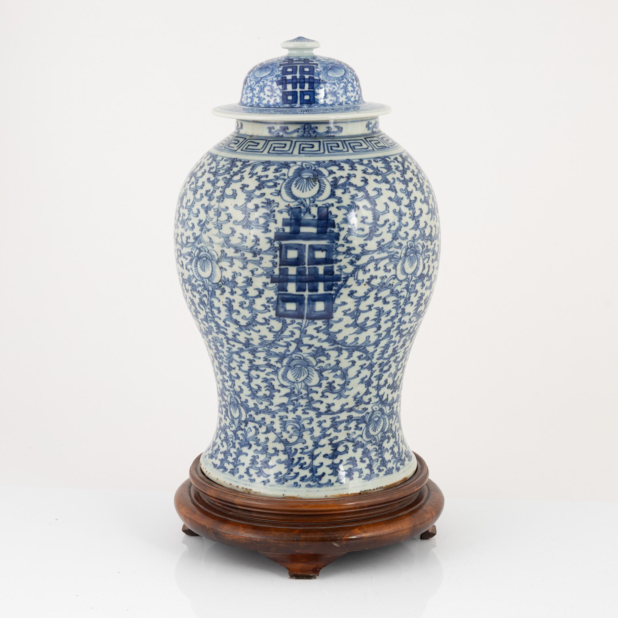 A blue and white lidded urn, China, Qing dynasty, 19th century.