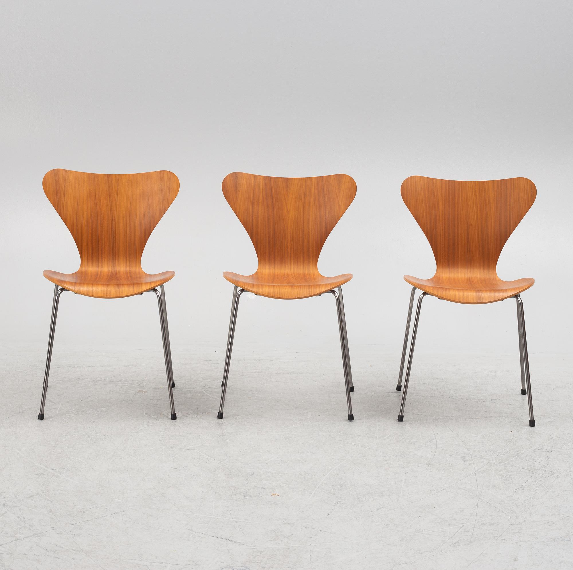 Arne Jacobsen, stolar , 3 st, "Sjuan" Fritz Hansen 2015.