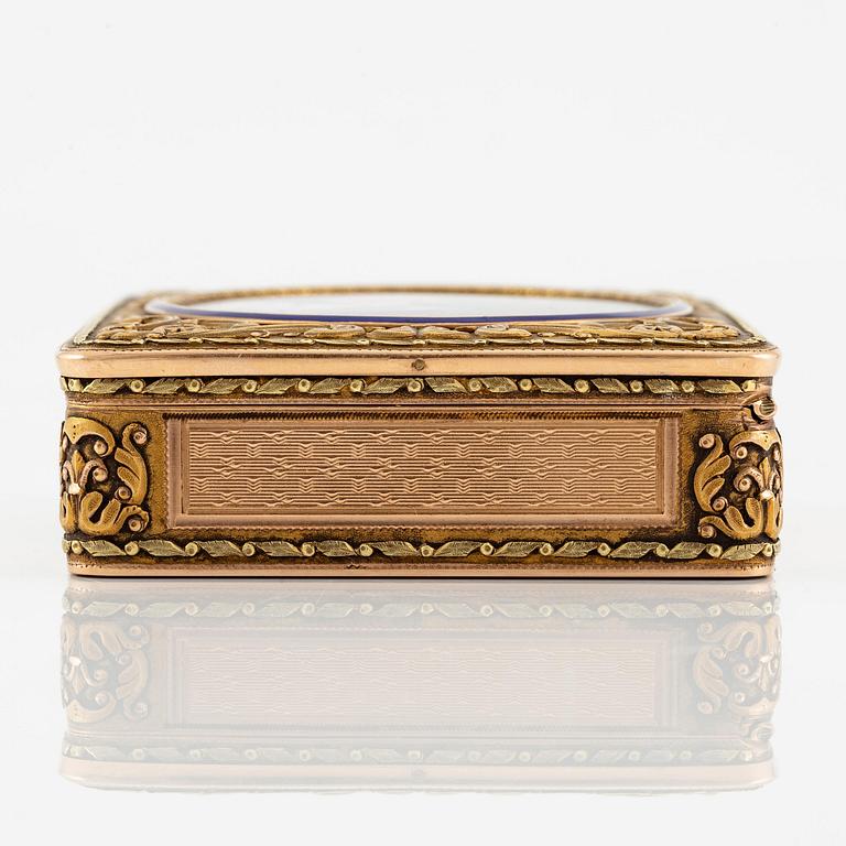 An early 19th century 14K gold box 'en deux couleurs' and enamel miniature, unmarked, possibly Switzerland.