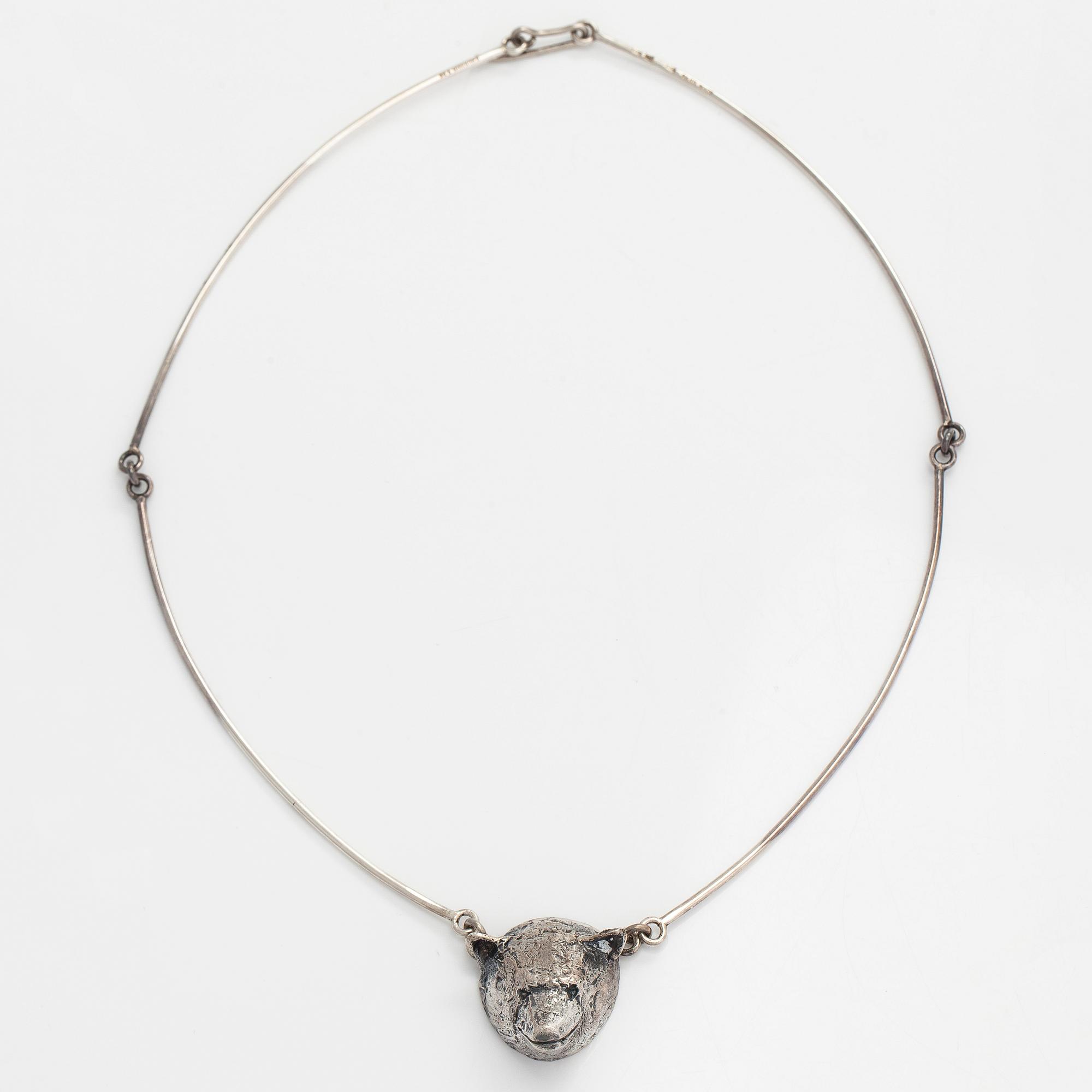 Eila Minkkinen, kaulakoru, karhu, sterlinghopea, 2017.