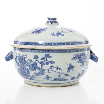 Terrin med lock, porslin. Qingdynastin, Qianlong (1736-95).