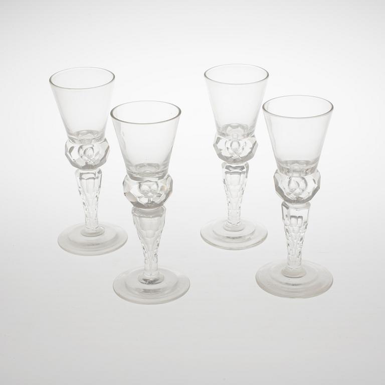 RÖDVINSGLAS samt BRÄNNVINSGLAS, 26+4, bland annat från Boda Glasbruk, 1900-talets första hälft samt 1900-talets början.