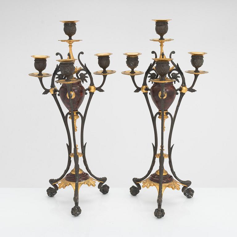 Bordsgarnityr, bestående av bordspendyl och kandelabrar, ett par, Frankrike 1800-talets sista kvartal.