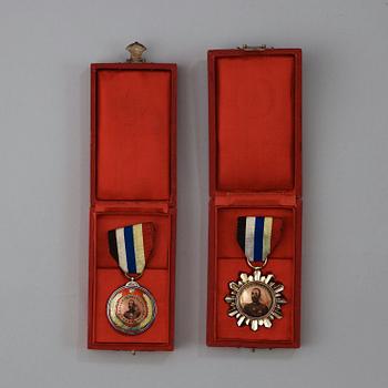 MEDALJER, två stycken, emalj och förgyllt silver m.m. Kina, tidigt 1900-tal.