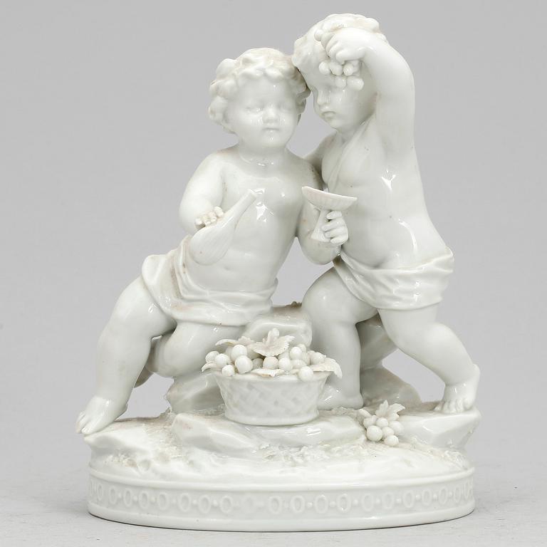 FIGURIN, porslin, bär märkning, 18/1900-tal.