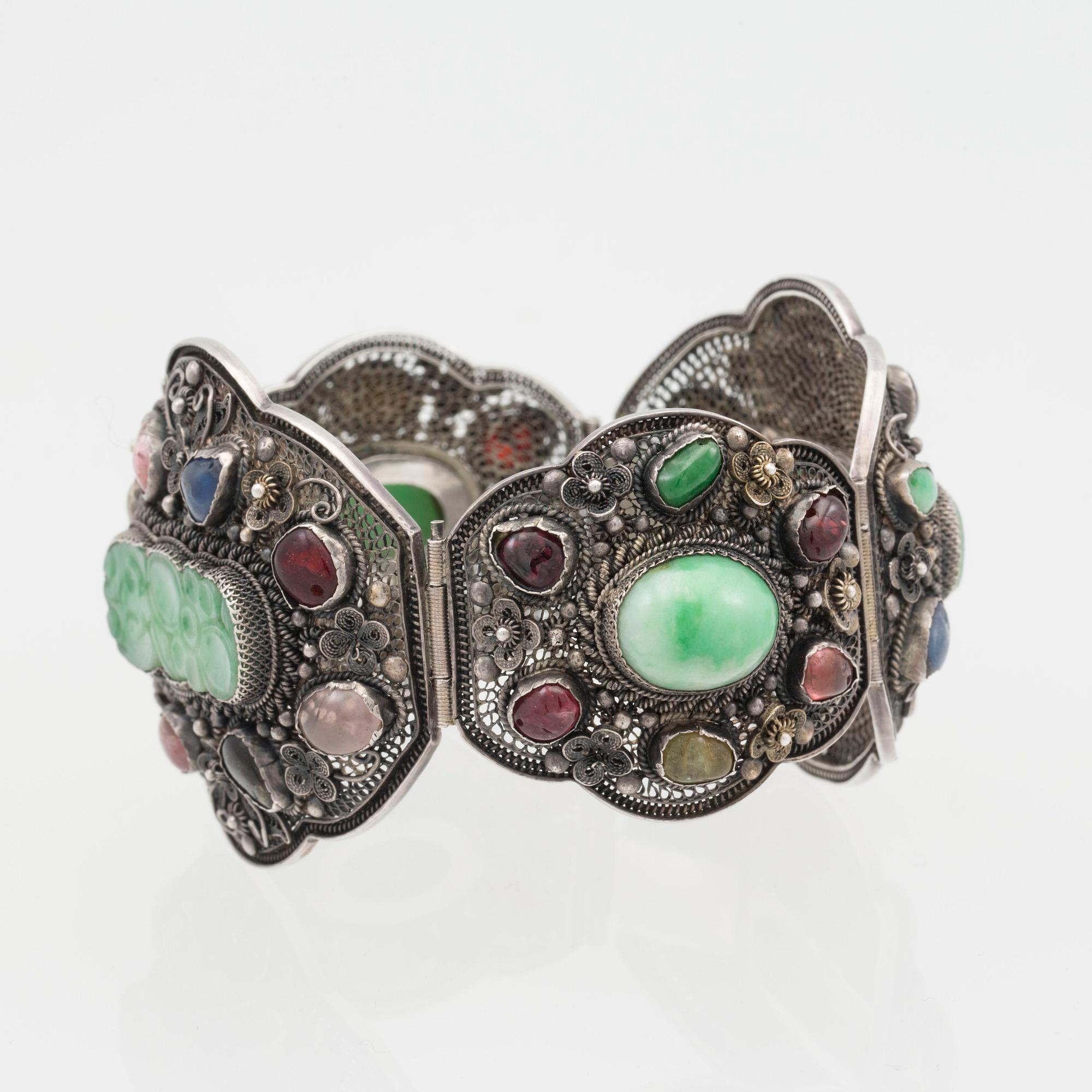 ARMBAND, silver med jade samt olikfärgade stenar. Vikt ca 56 g.