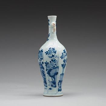 VAS, porslin. Qingdynastin, Kangxi (1662-1722).