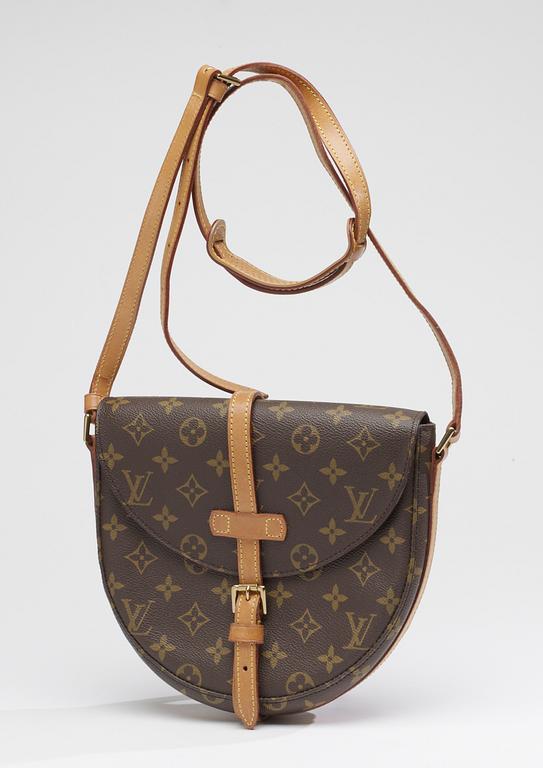 LOUIS VUITTON, axelremsväska modell "Chantilly 24".