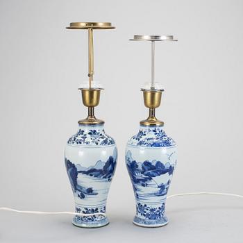 BORDSLAMPOR, ett par snarlika. Porslin, Kina, 1800-tal.