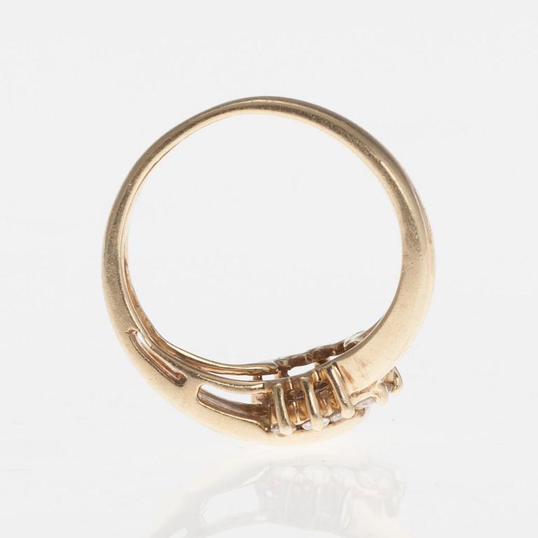 RING, 14K guld, 9 små diamanter. Finska stämplar 1990. Vikt 3,2 g.