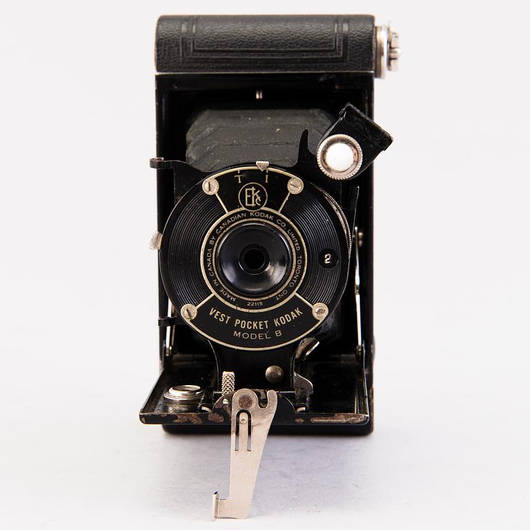 Set of five cameras, with accessories, 1920-50-tal.