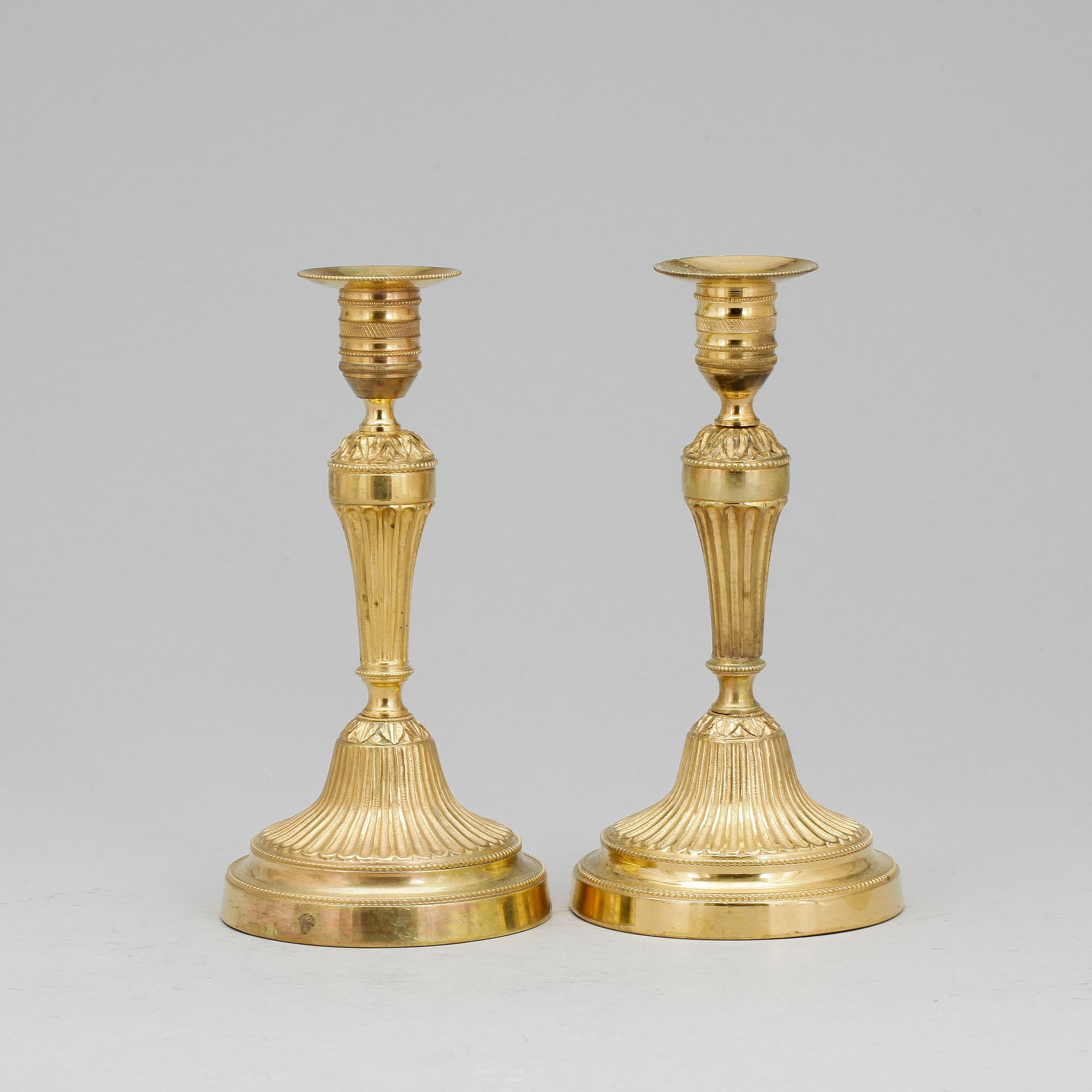 LJUSSTAKAR, ett par, förgylld brons. Frankrike 1800-tal. Louis XVI-stil.