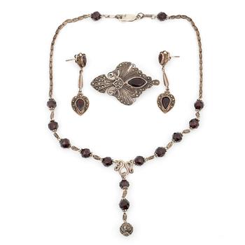 HALSBAND, BROSCH samt ÖRHÄNGEN, silver med fasetterade granater och pyriter, Jugend tidigt 1900-tal.