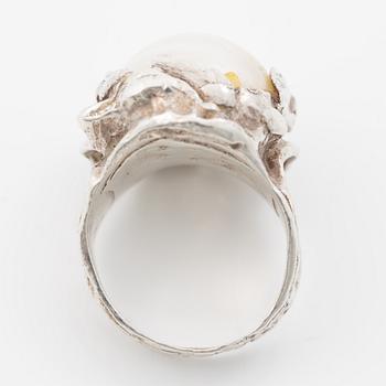 Ring, silver with mabé pearl.