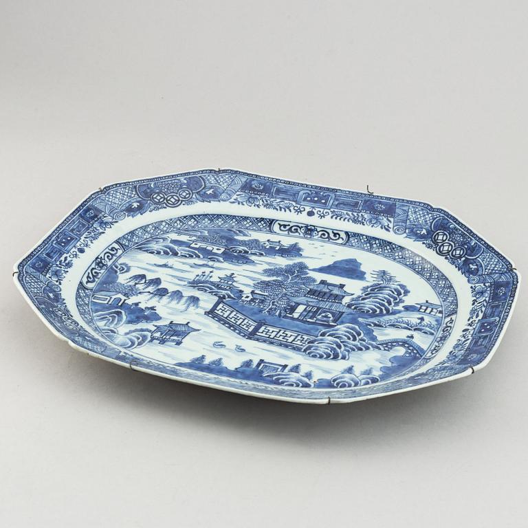 An export ware porcelain charger, China, Qianlong, 18th Century.