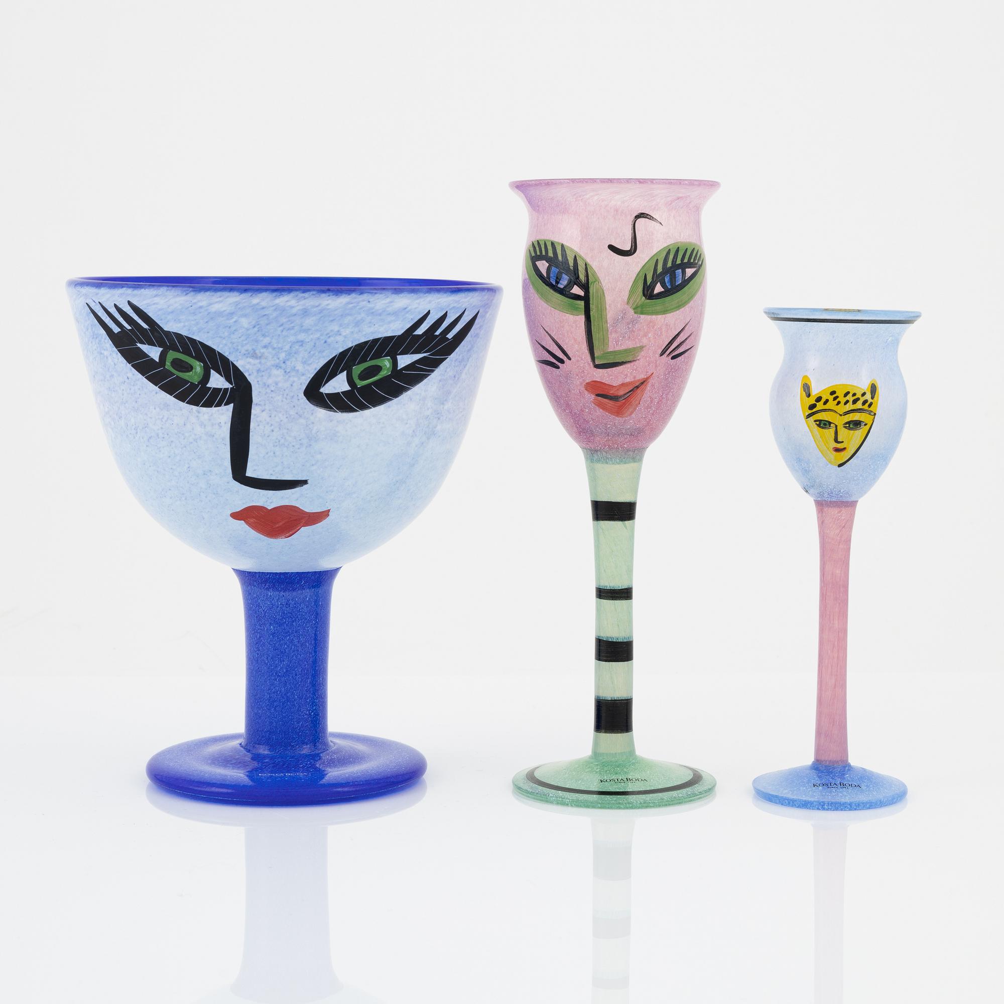 Ulrica Hydman-Vallien, two glass goblets and a bowl on foot, Kosta Boda.