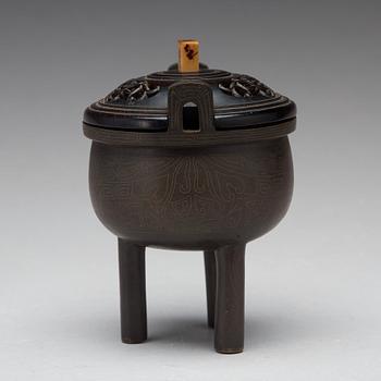 A bronze censer, Qing dynasty, 19th Century.