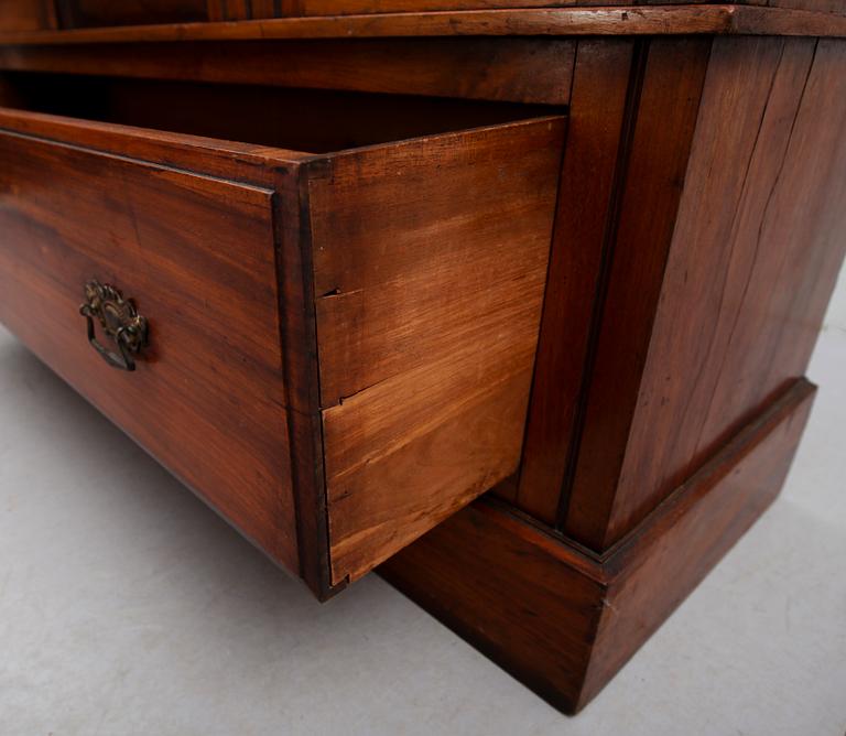 KLÄDSKÅP, England, 1900-talets första hälft.