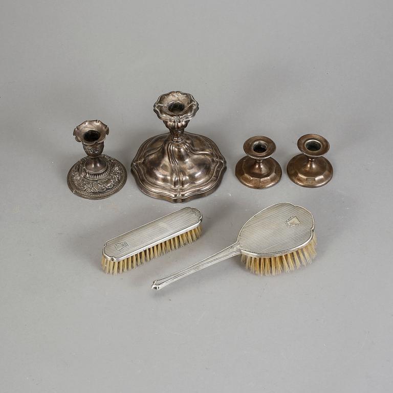 PARTI SILVER, 1900-tal, Tyskland och England. 6 delar varav 4 ljusstakar, 1 borste och 1 bordsspegel.