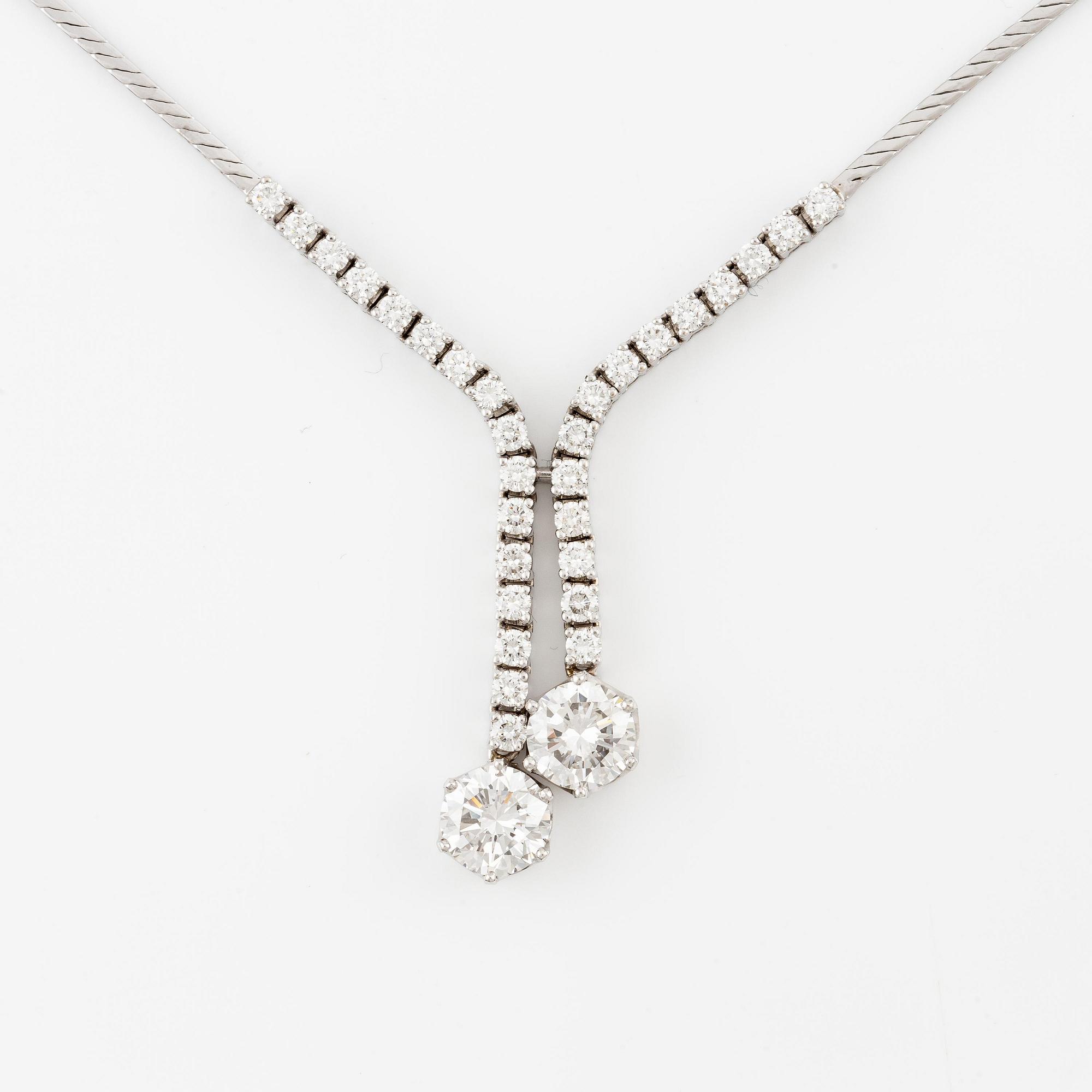 An 18K white gold necklace set with round brilliant-cut diamonds.