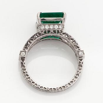 Ring, 14K vitguld, med smaragdslipad smaragd samt diamaner. IGI sertifikat medföljer.