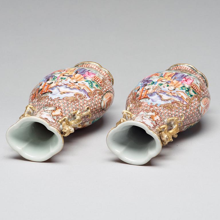 A pair of famille rose vases, Qingdynastin, Qianlong (1736-95).