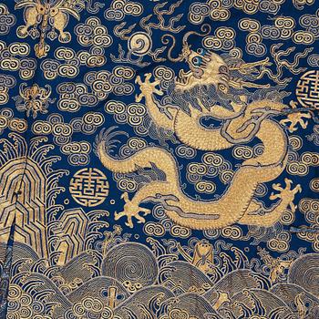 ROBE. Embroidered silk. Height 129 cm. China late Qing dynasty.