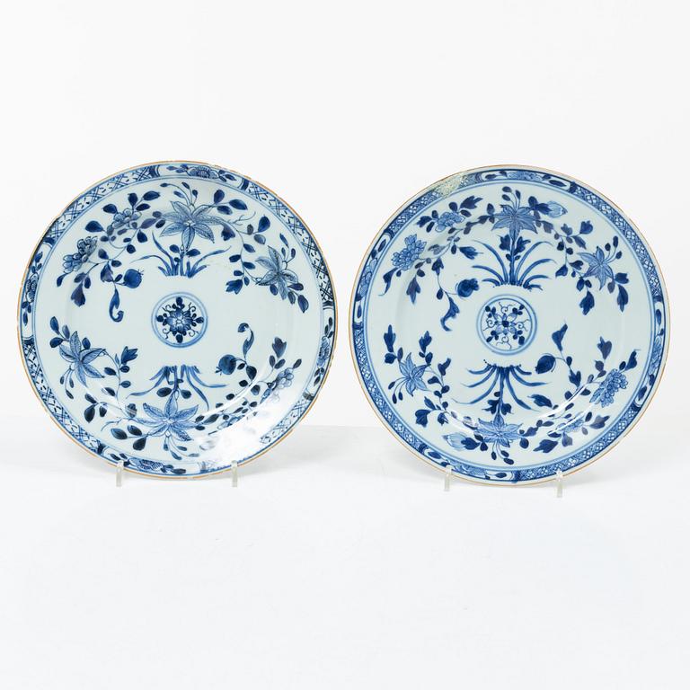 6 tallrikar samt ett fat, porslin, Kina, Qianlong (1736-95).