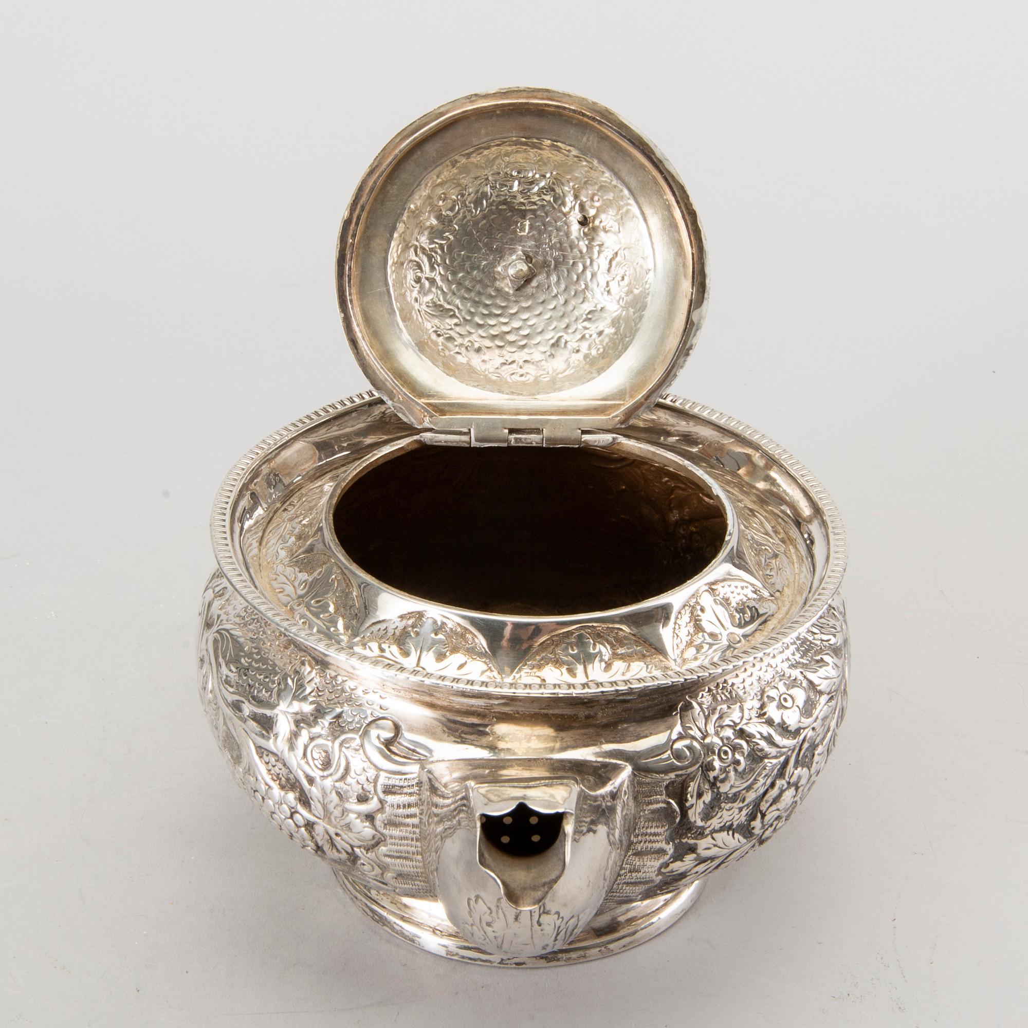 A SILVER TEAPOT DUBLIN 1817.