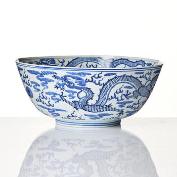 A blue and white four clawed dragon bowl, Qing dynasty with a four character mark of Xuantong (1909-11).