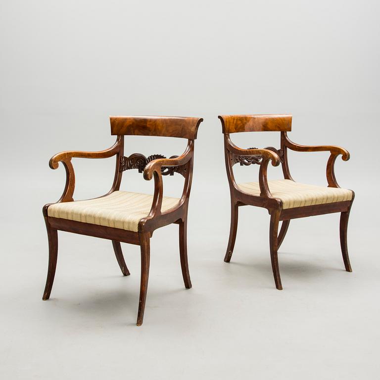 KARMSTOLAR, ett par, ca 1830-1840-tal.