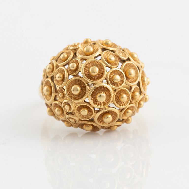 18K gold bombé ring.