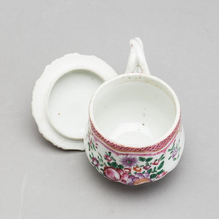 CREMEKOPP, porslin, Qingdynastin, Kina. 1700-tal.