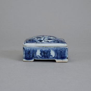 DOSA MED LOCK, porslin. Qianlong, Kina (1736-1795).