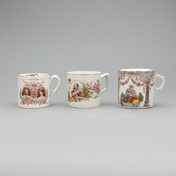 KRÖNINGSMUGGAR, 2 + 1 st, fajans, England, tidigt 1900-tal.
