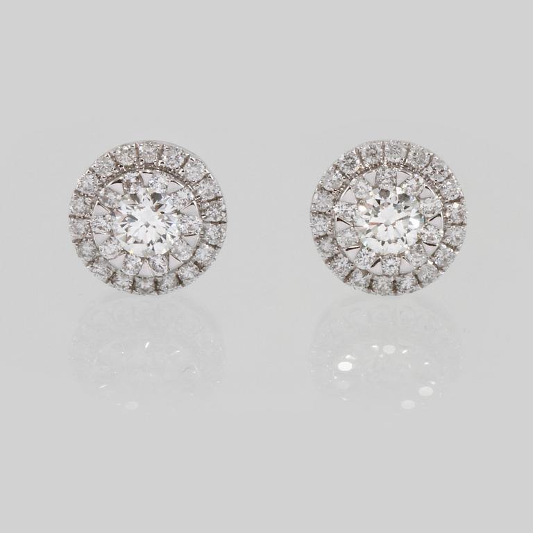 ÖRHÄNGEN, 18K vitguld med briljantslipade diamanter 0.75 ct. Vikt 2,4 gram.