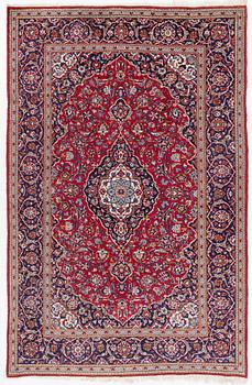 A Kashan carpet, c. 309 x 202 cm.