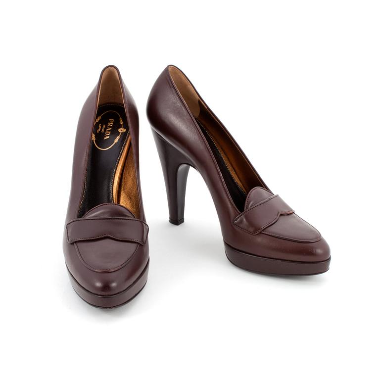 PRADA, a pair of brown leather pumps. Size 39.