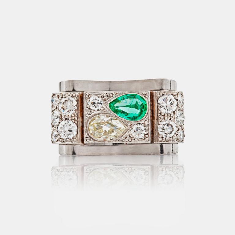 RING med droppslipad diamant ca 0.40 ct och smaragd ca 0.45 ct samt briljantslipade diamanter totalt ca 0.75 ct.