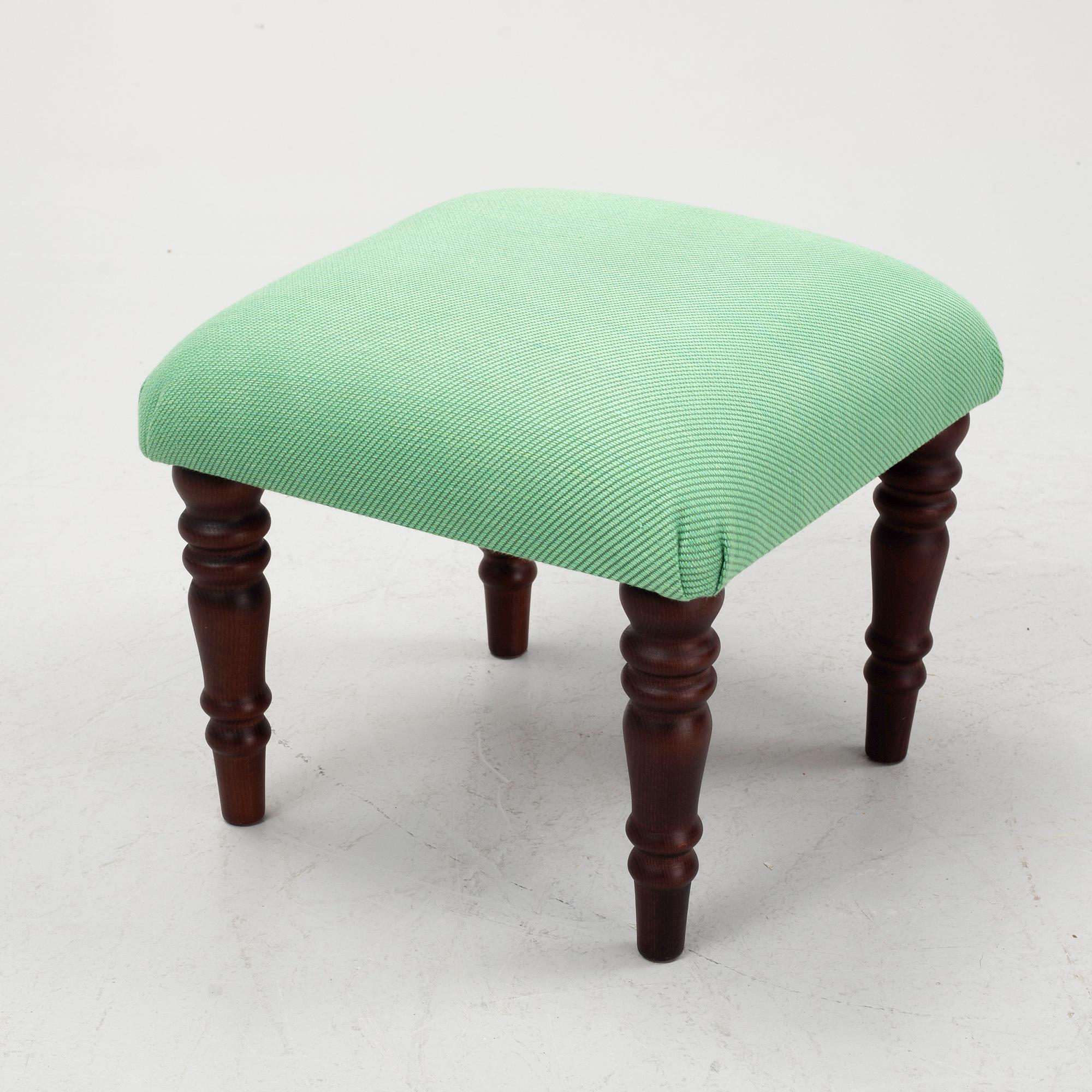 Marie Norell-Möller, fåtöljer, ett par, "Leo", Norell Möbler samt en fotpall.