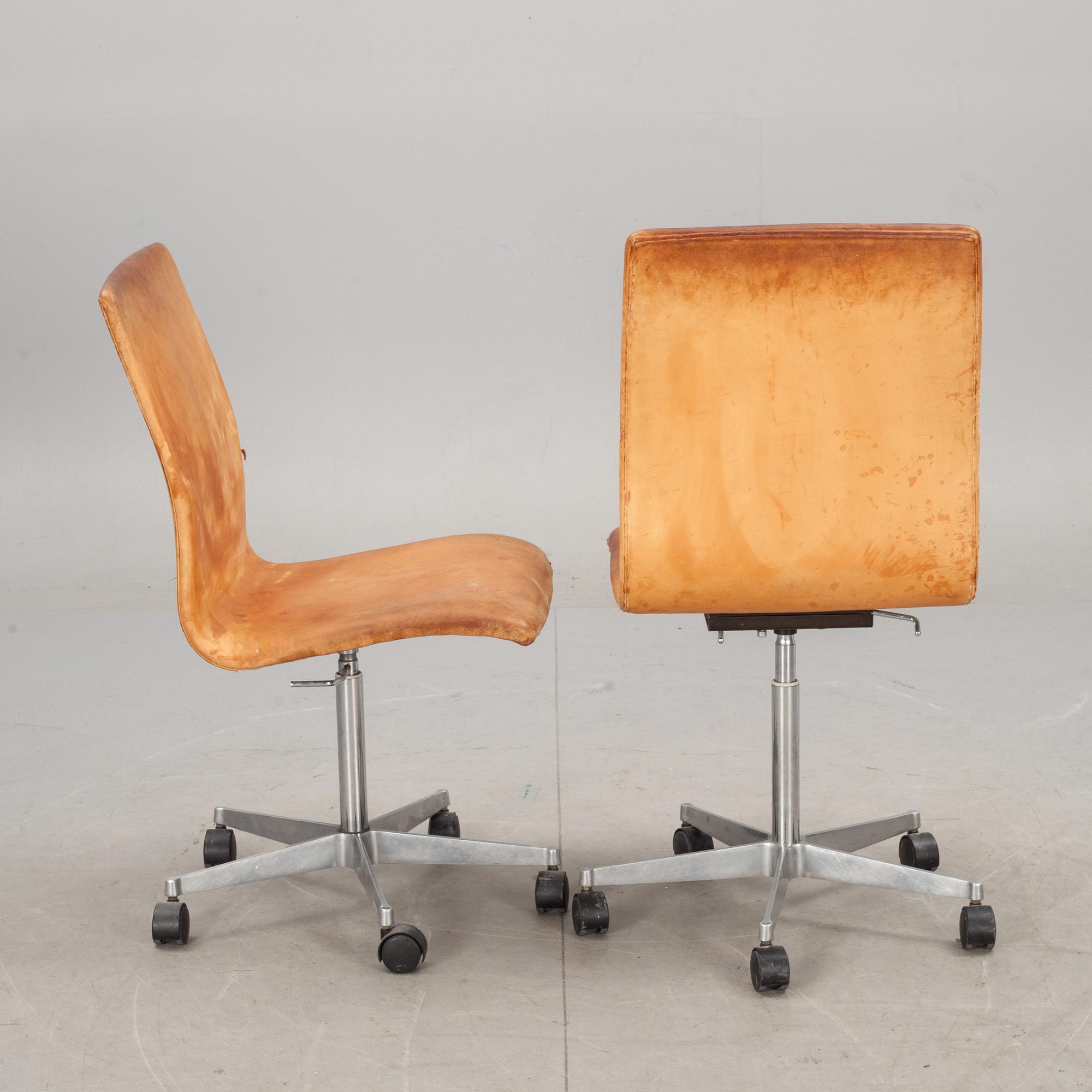 STOLAR, ett par, "Oxford", Arne Jacobsen, Fritz Hansen, Danmark, 1980-tal.